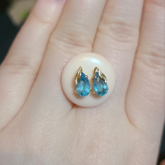 💸SOLD💸 EUC Genuine Blue Topaz Teardrop Gold Earrings - Picture 6 of 9